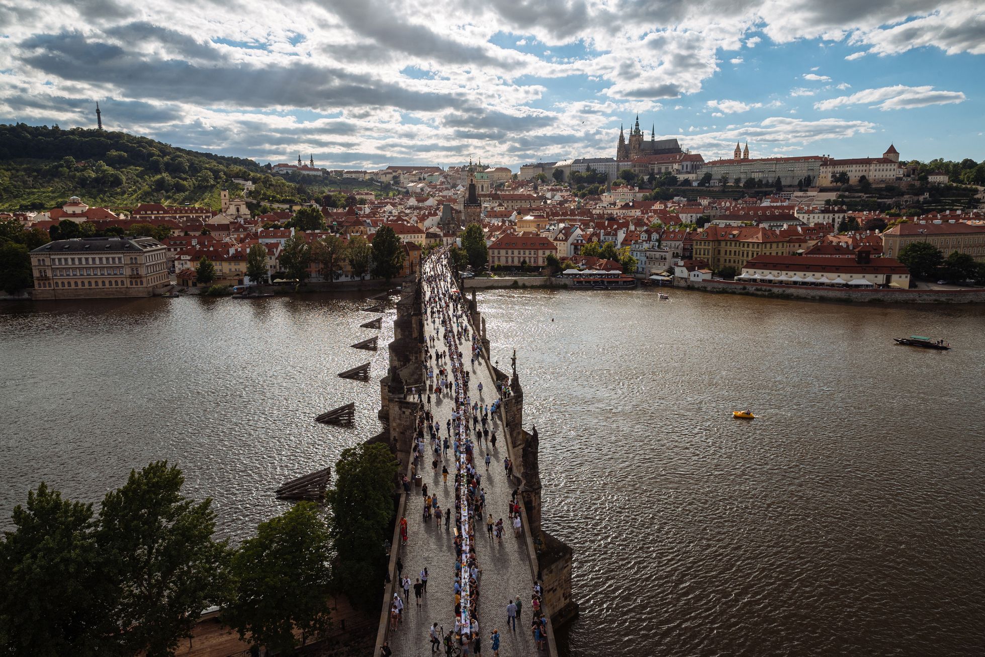 Prostřený Karlův most, Praha