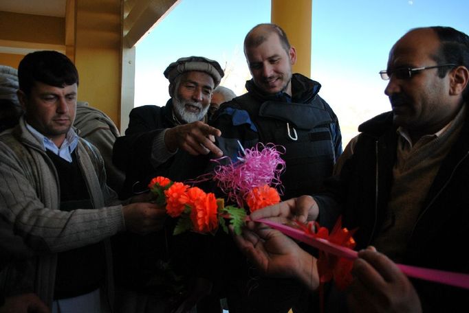 Ředitel odboru zemědělství Saíd Mohammad Issa radí šéfovi civilní části PRT Petru Svačinovi, jak správně přestřihnout slavnostní pásku. Po otevření farmy přebírají celý projekt Afghánci a Češi už jezdí jen na pravidelné kontroly, aby viděli, že je farma využívána tak, jak má.