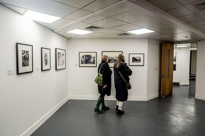 Nově otevřené Centrum pro britskou fotografii v Londýně, kde je zastoupena i česká fotografka Markéta Luskačová