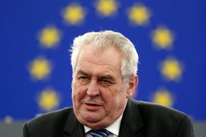 Zemanův rok: Vládní škatulata, viróza i dovolená ve člunu