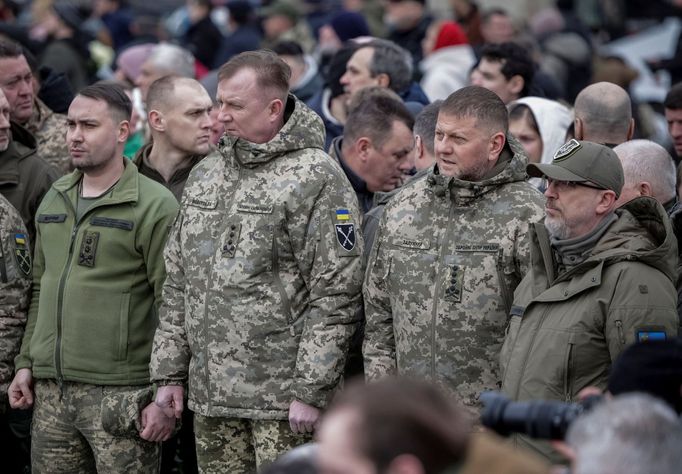 Budanov s náčelníkem generálního štábu Valerijem Zalužným (druhý zprava) a ministrem obrany Oleksijem Reznikovem (vpravo) na pohřbu ukrajinského velitele Dmytra Kocjubalj