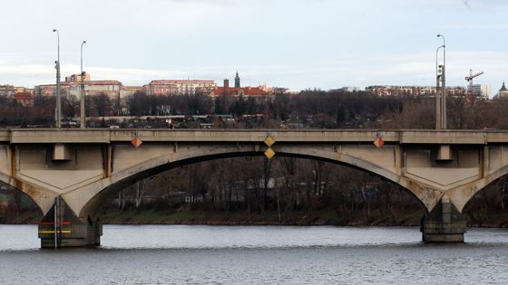 Foto: Na odstřel. Libeňský most je rozbitý. Postaví se nový za dvě miliardy korun?