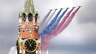 Stíhací letouny Su-25 ruského letectva přelétají Rudé náměstí v Moskvě a vytvářejí kouřové stopy v barvách ruské vlajky při nácviku vojenské přehlídky k 80. výročí konce druhé světové války.