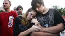 Tanner Coon (R) and his friend Shelby Herbert hold each other tightly at the Aurora Municipal Center during a vigil for the victims killed in last Friday's Century 16 movie theater in Aurora, Colorado July 22, 2012. Coon was in theater 9 during the shooting and escaped with two other friends. Residents of a Denver suburb mourned their dead on Sunday from a shooting rampage by a gunman who killed 12 people and wounded 58 after opening fire at a cinema showing the new Batman movie. REUTERS/Jeremy Papasso (UNITED STATES - Tags: CRIME LAW CIVIL UNREST OBITUARY TPX IMAGES OF THE DAY) Published: Čec. 23, 2012, 2:08 dop.