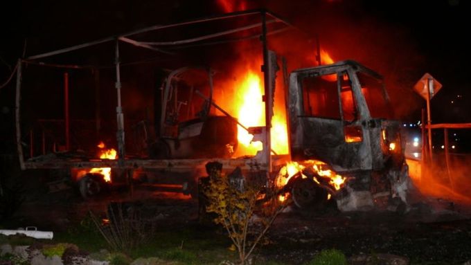 Hasiči likvidovali noční požár nákladního vozidla