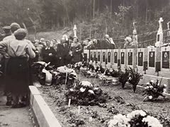 Pohřeb 19 salašských mužů na místním hřbitově. Byli pohřbeni ve společném hrobě vedle sebe bez rakví, pokryti jen smrkovými větvemi.