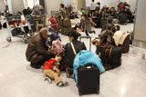 Čínská rodina čekající na svůj odlet z letiště Narita.