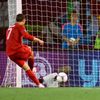 Portugalský fotbalista Cristiano Ronaldo střílí svůj druhý gól za záda Nizozemského brankáře Maartena Stekelenburga v utkání skupiny B na Euru 2012
