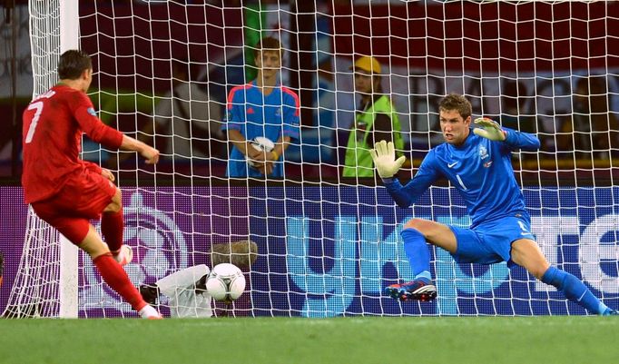 Portugalský fotbalista Cristiano Ronaldo střílí svůj druhý gól za záda Nizozemského brankáře Maartena Stekelenburga v utkání skupiny B na Euru 2012.