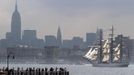 The Brazilian Navy tall ship Cisne Branco makes its way up the Hudson River past lower Manhattan while arriving for the 25th annual Fleet Week celebration in New York May 23, 2012. REUTERS/Eduardo Munoz (UNITED STATES - Tags: MILITARY ANNIVERSARY MARITIME TRANSPORT) Published: Kvě. 23, 2012, 11:12 odp.