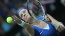 Česká tenistka Petra Kvitová v utkání Fed Cupu 2012 proti Srbce Aně Ivanovičové.