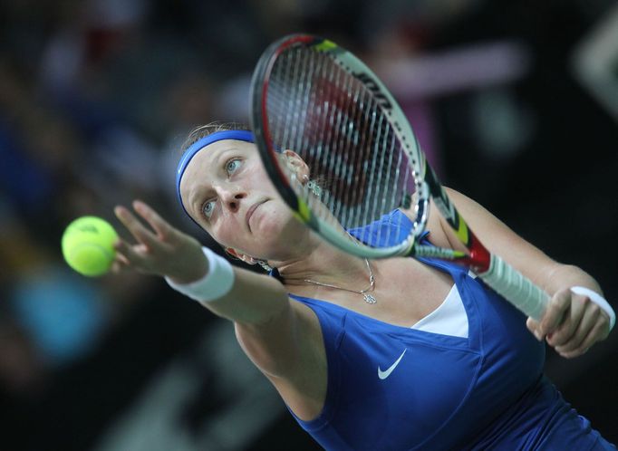 Česká tenistka Petra Kvitová v utkání Fed Cupu 2012 proti Srbce Aně Ivanovičové.