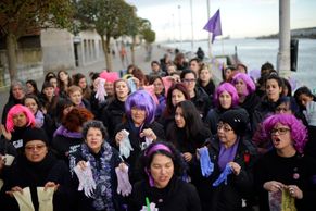 Foto: MDŽ ve znamení protestů. Španělky volaly po stejných platech, Soulem se prohnalo hnutí #MeToo