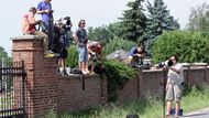 Novináři a fotografové sledovali děj na farmě pouze z dálky - ze hřbitovní zdi vzdálené sto metrů od farmy. Do areálu nikdo nepovolaný nesměl.