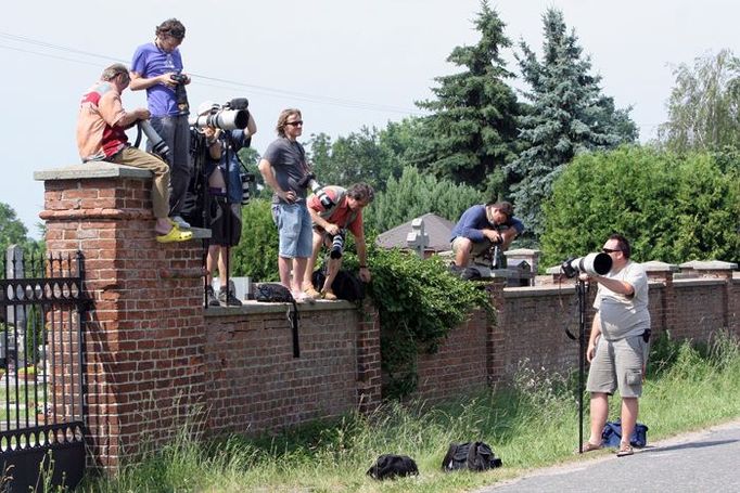 Novináři a fotografové sledovali děj na farmě pouze z dálky - ze hřbitovní zdi vzdálené sto metrů od farmy. Do areálu nikdo nepovolaný nesměl.