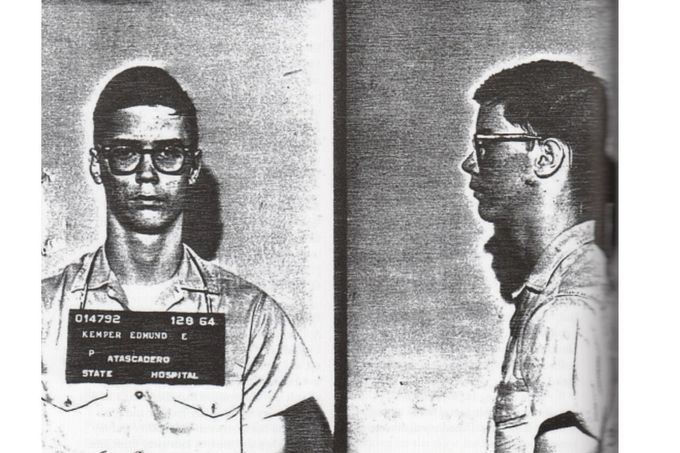 Policejní fotografie Edmunda Kempera po zatčení za vraždu prarodičů, Atascadero State Hospital, 1964.