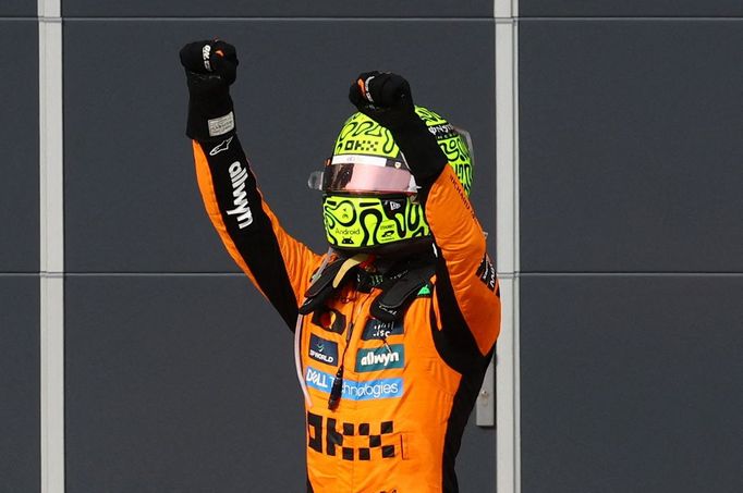 Vítězný Lando Norris z McLarenu v cíli VC Maďarská formule 1 2025