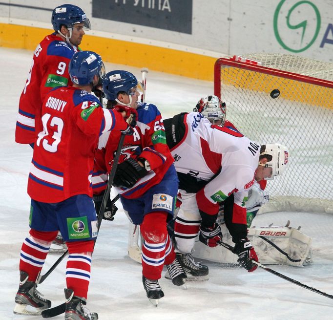 Jiří Hunkes (9), Tomáš Surový (13) i Ondřej Němec byli svědky gólu jediného ruského hráče v týmu Lva, Vitalije Karamnova.