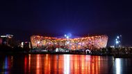 V duchu čínských tradic ozářilo stadion Ptačí hnízdo několik velkolepých ohňostrojů.