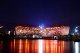 V duchu čínských tradic ozářilo stadion Ptačí hnízdo několik velkolepých ohňostrojů.