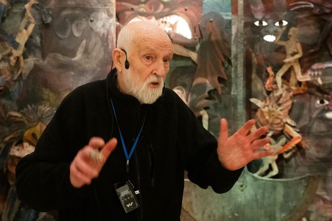 Jan Švankmajer provádí diváky výstavou svých děl, která právě začala v kutnohorské Galerii Středočeského kraje.