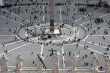 Svatopetrské náměstí ve Vatikánu proto tepe životem.