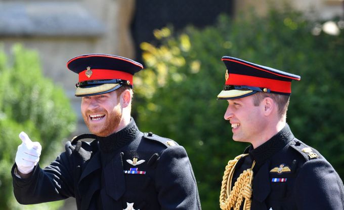 Princové během královské svatby Harryho