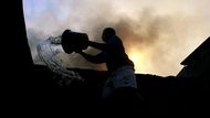 Rebelové zapalují domy a rabují. Bylo hlášeno již několik mrtvých, které mají na svědomí. Situace v zemi je nepřehledná.