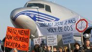 Asi padesátka zaměstnanců ČSA ukázala své nápadité transparenty novinářům na pozadí historické Dakoty vedle budovy ČSA na letišti Praha-Ruzyně.