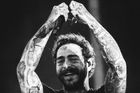 Post Malone v tričku s nápisem Prague a bez bot. Intimní zážitek kazily efekty