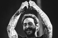 Post Malone v tričku s nápisem Prague a bez bot. Intimní zážitek kazily efekty