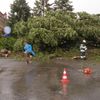 Bouřka lámala stromy a trhala střechy