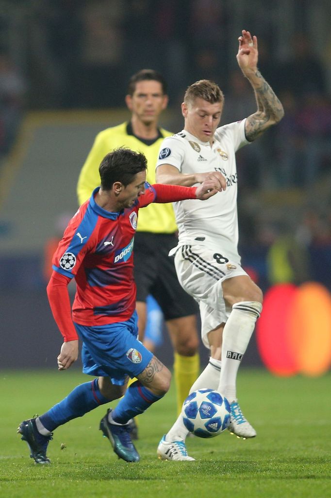 Milan Petržela a Toni Kroos v zápase LM Plzeň - Real Madrid