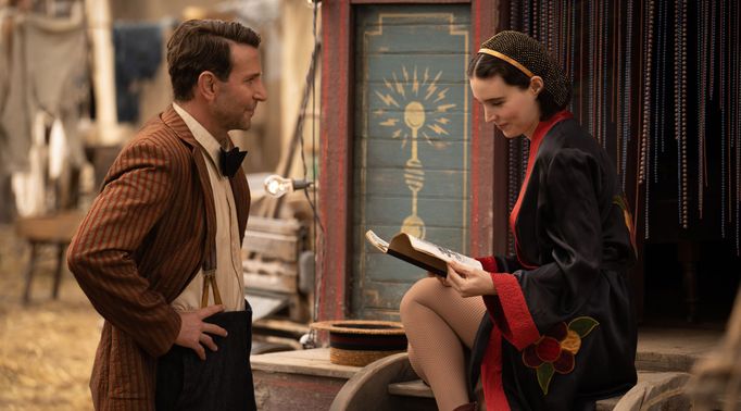 Bradley Cooper jako Stanton a Rooney Mara v roli Molly.