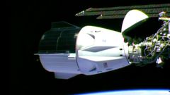 Vesmírná loď Crew Dragon kotví u ISS.