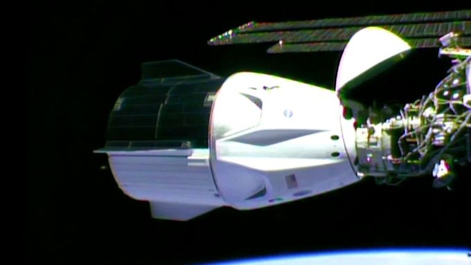 Raketa Falcon 9 vynesla loď Crew Dragon do vesmíru. Astronauti úspěšně přistáli na ISS.