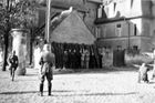 Nacistické popravy zajatých rukojmí v polské Poznani, které vykonaly vraždící jednotky SS. Snímek z 20. října 1939.