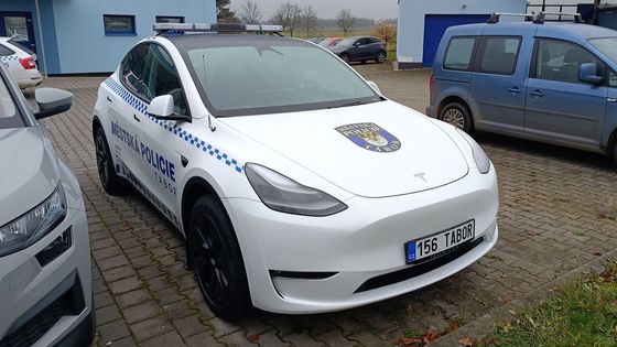 Tesla Model Y v barvách táborské městské policie.