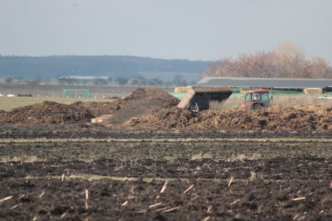 Traktor vozil vnitřnosti na pole nejméně od března. Tento snímek byl pořízen 11.3. letošního roku.