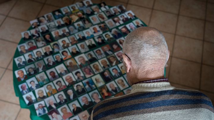 Narodil se mezi válkami. Fotograf zachytil poslední dny dědečka, který trpěl demencí