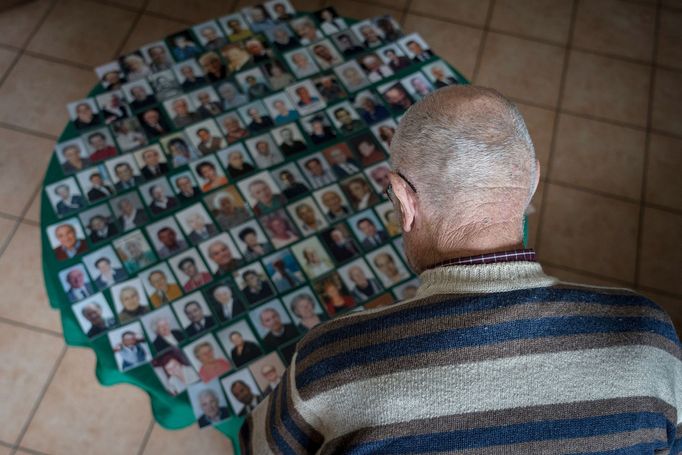 Fotograf během pandemie zachytil poslední boj svého dědečka s demencí.