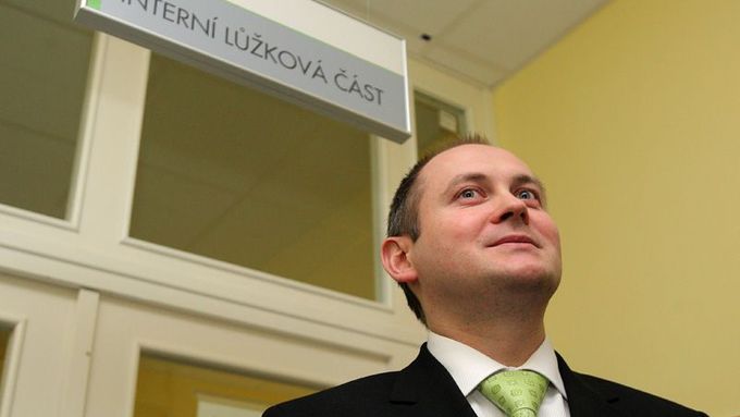 Hejtman Michal Hašek v ivančické nemocnici v první den "darování poplatků". Teď má kraj platit pokutu.