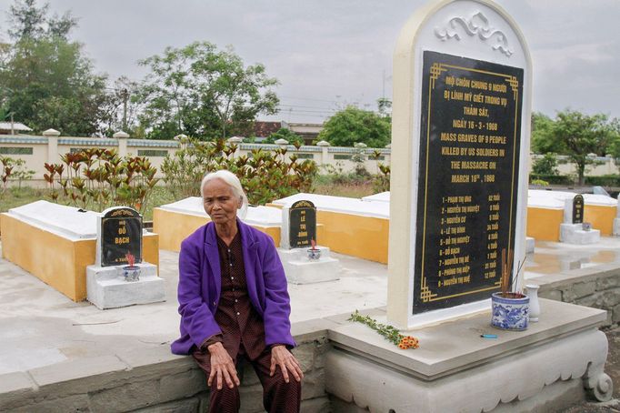 Osmdesátiletá Pham Thi Thuan, která přežila masakr v My Lai. Na snímku z roku je zachycena v místě masového hrobu ve vesnici Son My v provincii Quang Ngai ve Vietnamu.