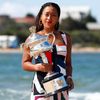 Naomi Ósakaová s trofejí pro vítězku Australian Open 2019