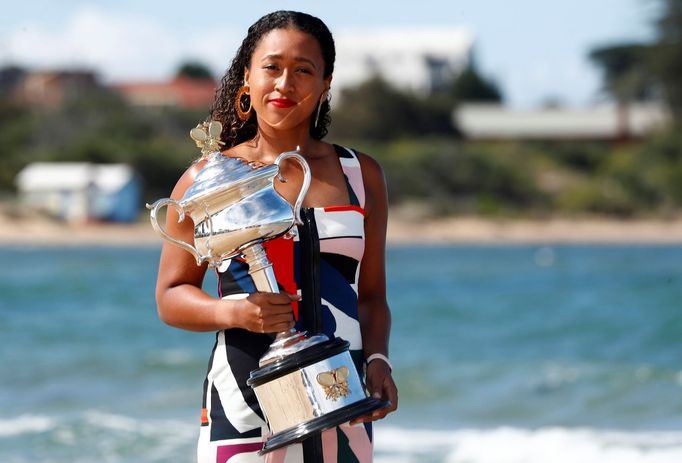 Naomi Ósakaová s trofejí pro vítězku Australian Open 2019