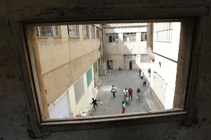 Squatters play soccer at an industrial complex in the Poble Nou neighbourhood of Barcelona July 16, 2012. The squatters said that a police order to evict them from a complex was postponed by a judge on Monday. REUTERS/Albert Gea (SPAIN - Tags: SOCIETY POVERTY REAL ESTATE BUSINESS SPORT SOCCER) Published: Čec. 16, 2012, 4:39 odp.