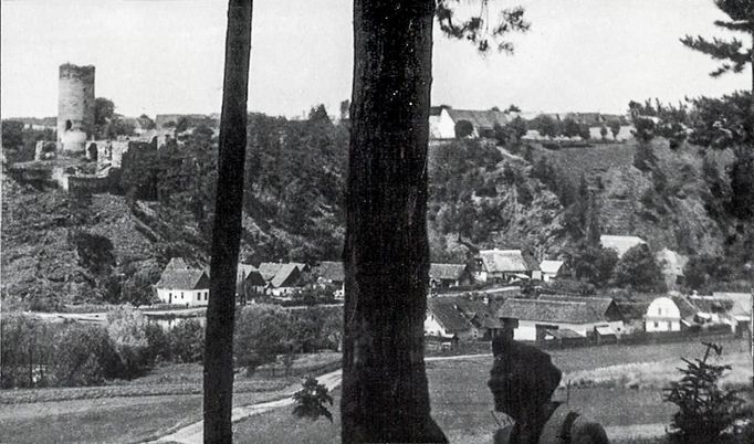 Značkář turistických tras při práci v Dobronicích. Rok cca 1925