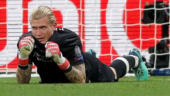 Brankář Liverpoolu Loris Karius byl nešťastníkem duelu.