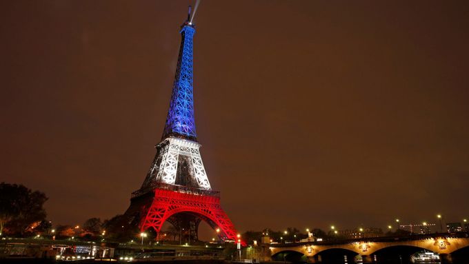 Eiffelova věž v Paříži nasvícená francouzskou trikolórou po atentátech z 13. listopadu 2015.