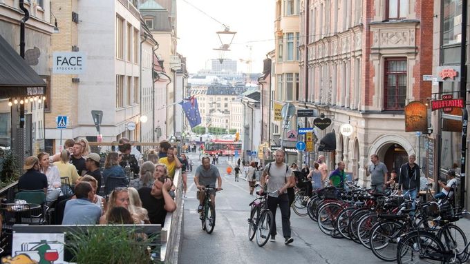 Ulice na stockholmském ostrově Södermalm. Švédsko na rozdíl od jiných evropských států odmítlo zavést tvrdá restriktivní opatření.